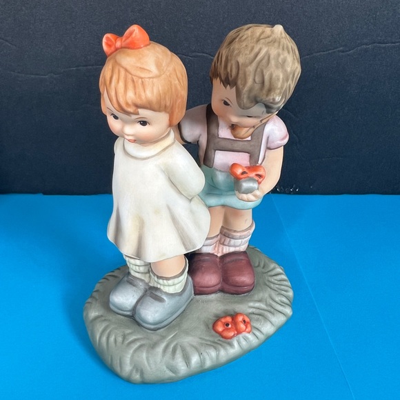 Goebel Berta Hummel "Token Of Love" Figurine, Excellent Condition Club Exclusive - Picture 10 of 12